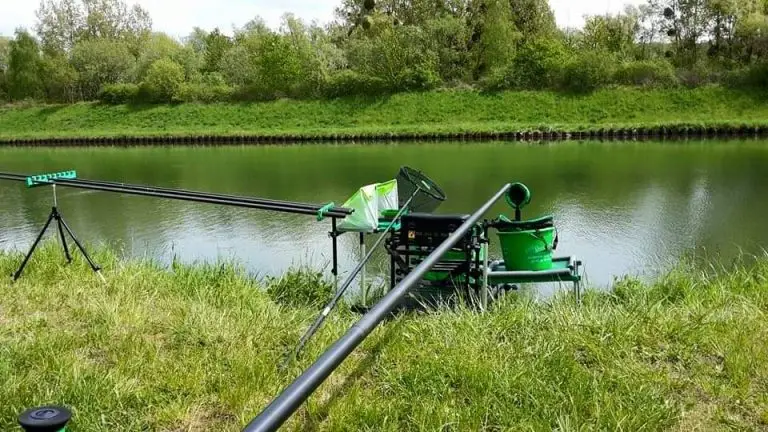 poste de pêche au coup avec vue sur l'eau