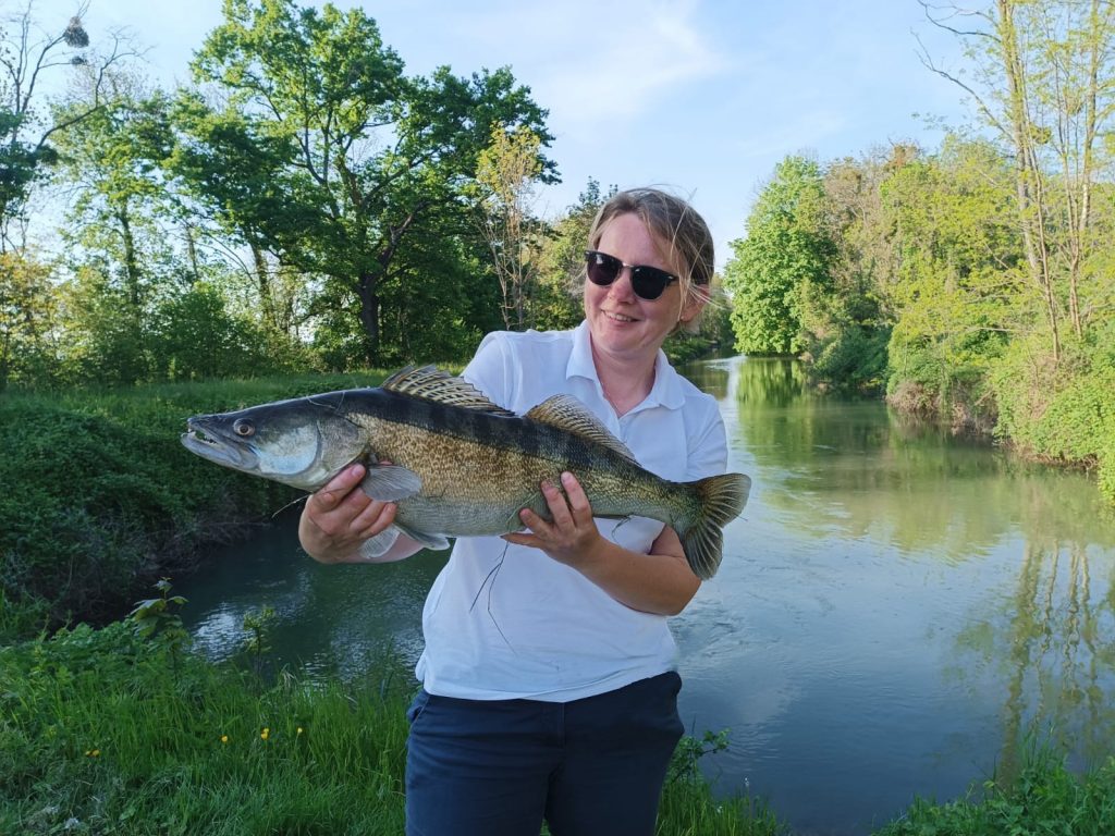 femme qui tient dans ses mains un sandre