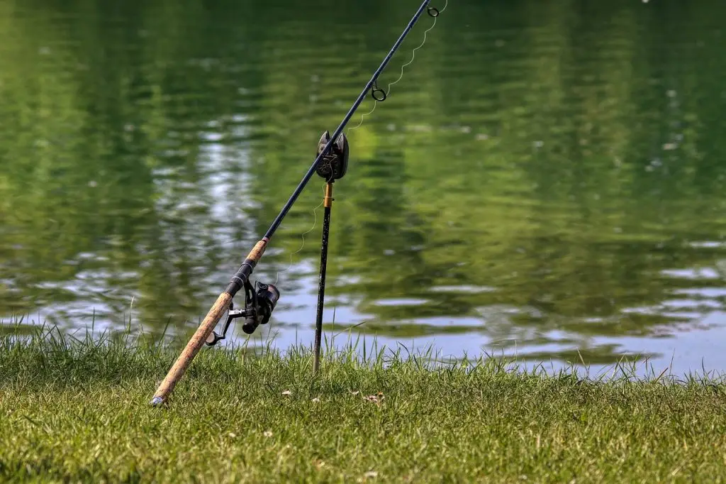 canne à pêche avec detecteur de touche vue sur l'eau