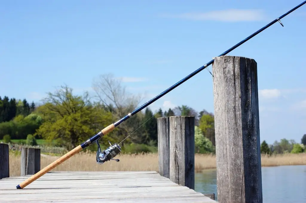canne à pêche en appuie sur un poteau de ponton