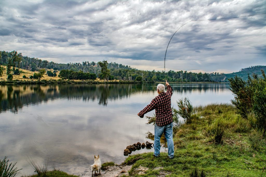 personne qui pêche au bord de l'eau