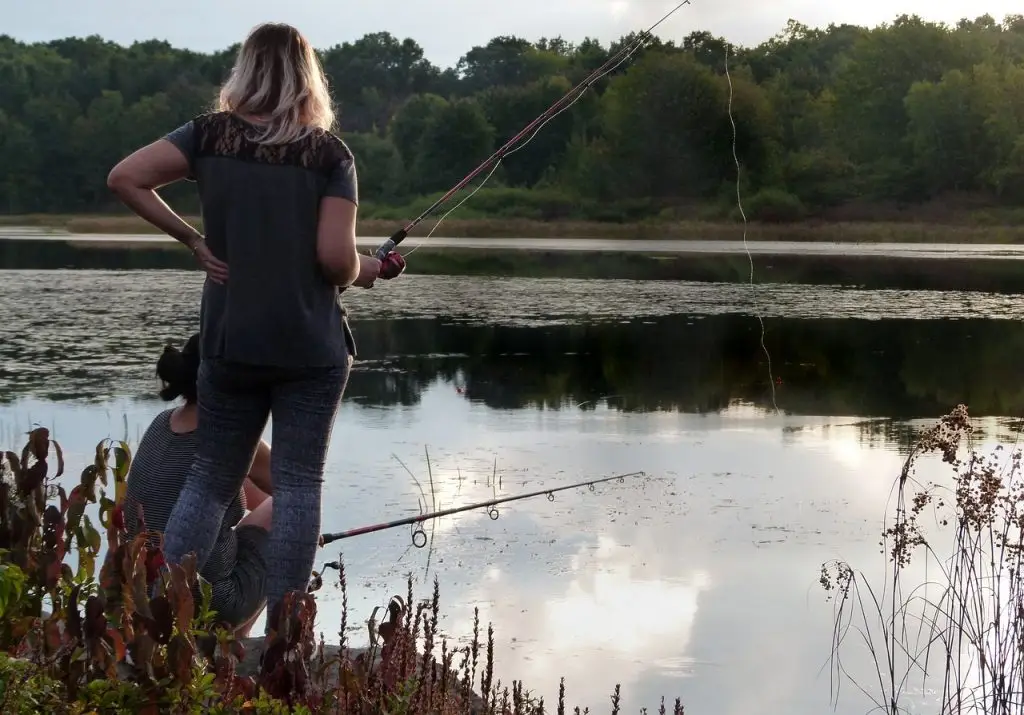 femme en train de pêcher avec vue sur l'eau