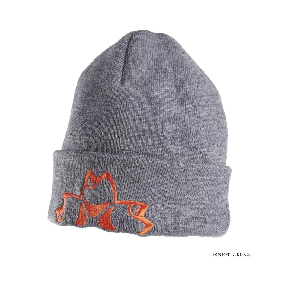 bonnet gris avec une feuille d'hérable orange sur l'avant du bonnet