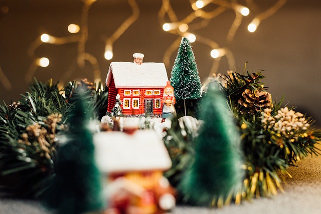 décor de noël avec un maison rouge et des sapins